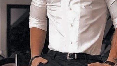 دخلة اوضته اتسحب  علشان اخضه وهو نايم وقفة جنبه على السرير وسرحت فيه