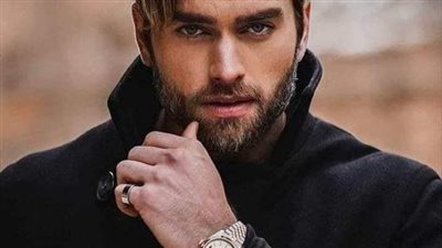 خالد انتي مين  بسمة انا بنتك بسمة  خالد بابتسامة استهزاء بنتي!!....... انا ماعنديش بنات اطلعي برا 