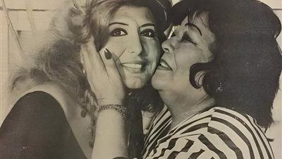 سهير رمزي كانت بتستعد تروح المسرح لبست أجمل حاجة عندها وحطت العطر بتاعها المفضل وإذا فجأة رن جرس التليفون الأرضي بتاعها الخاص واللي مكانش حد كتير عارفه غير المقربين جامد من سهير