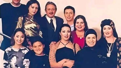 من عشر سنين تقريبا كانت وحدة بطلات مسلسل الحاج متولي بتشارك في مسرحية وكانت متعودة إنها تتصل بوالدتها بعد ما تخلص العرض.. لكن اليوم دا والدتها ما ردتش